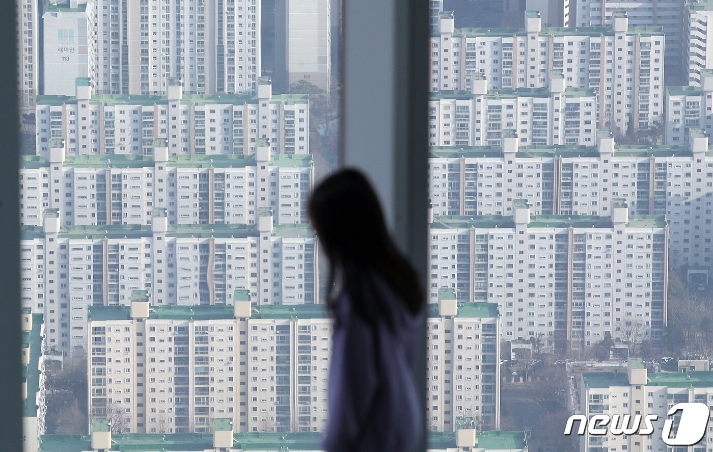 본문 이미지 - 서울 송파구 롯데월드타워 서울스카이에서 바라본 아파트 단지. 2021.2.19/뉴스1 ⓒ News1 김진환 기자