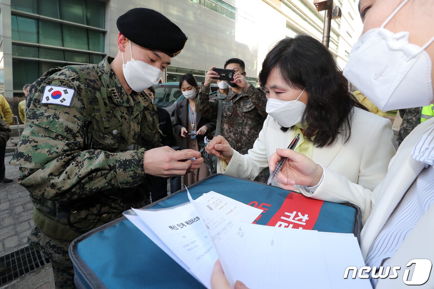 본문 이미지 - 신종 코로나바이러스 감염증(코로나19) 백신 유통 제2차 범정부 통합 모의훈련이 실시된 19일 오후 서울 관악구보건소에서 관계자들이 아스트라제네카 백신을 확인하고 있다. 2021.2.19/뉴스1 ⓒ News1 이동해 기자