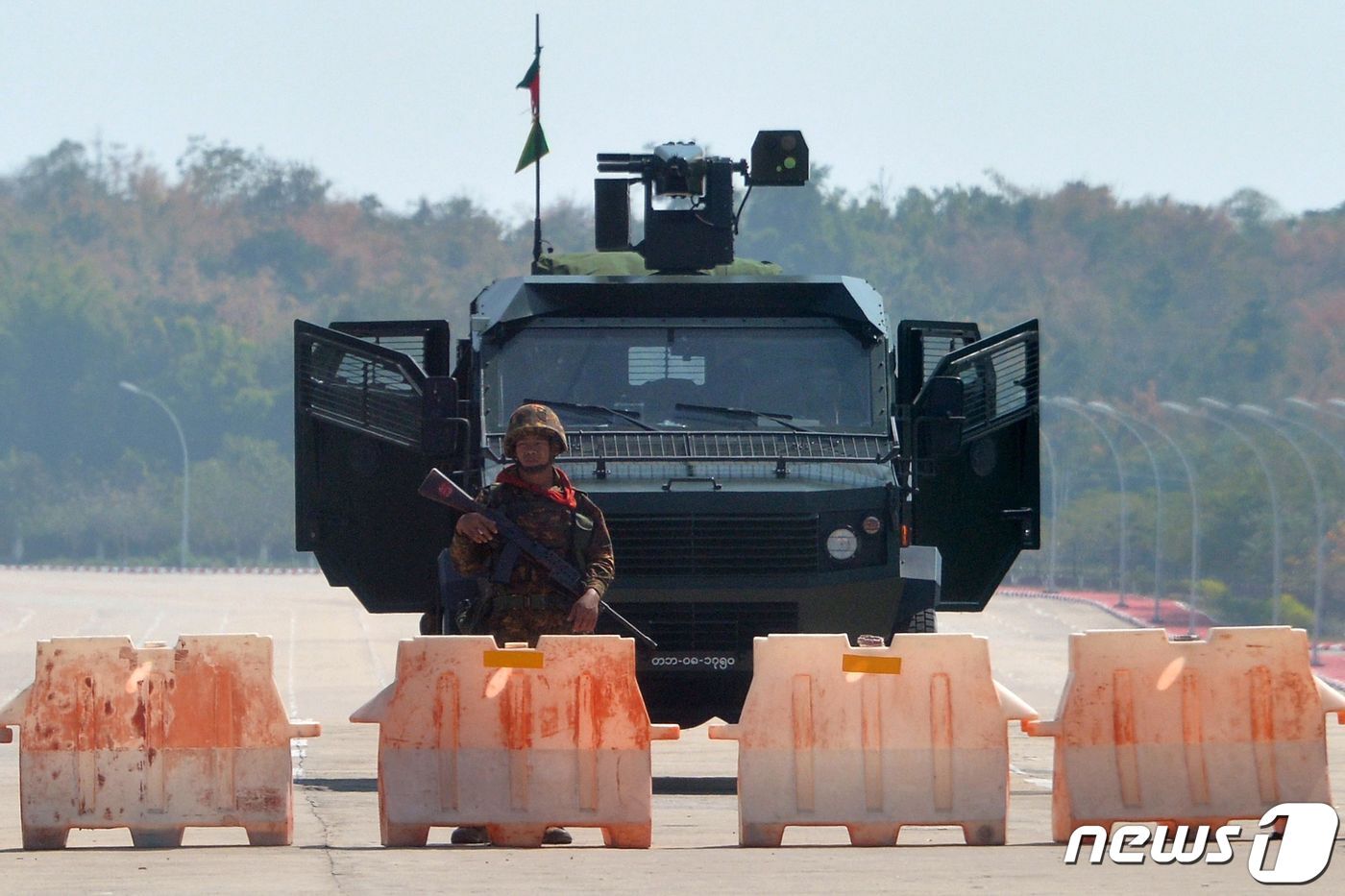 본문 이미지 - 1일(현지시간) 쿠데타를 선언한 미얀마 군이 네피도의 의사당으로 가는 도로를 장갑차를 동원해 봉쇄하고 있다. 2021.2.1.ⓒ AFP=뉴스1 ⓒ News1 우동명 기자