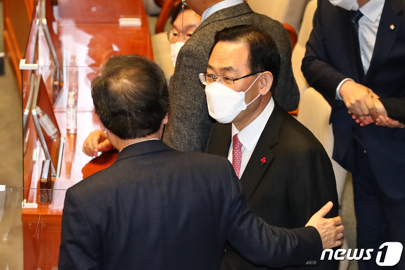본문 이미지 - 이낙연 더불어민주당 대표와 주호영 국민의힘 원내대표가 2일 오전 서울 여의도 국회 본회의장에서 열린 제384회 국회(임시회) 제2차 본회의에서 대화를 하고 있다. 2021.2.2/뉴스1 ⓒ News1 성동훈 기자