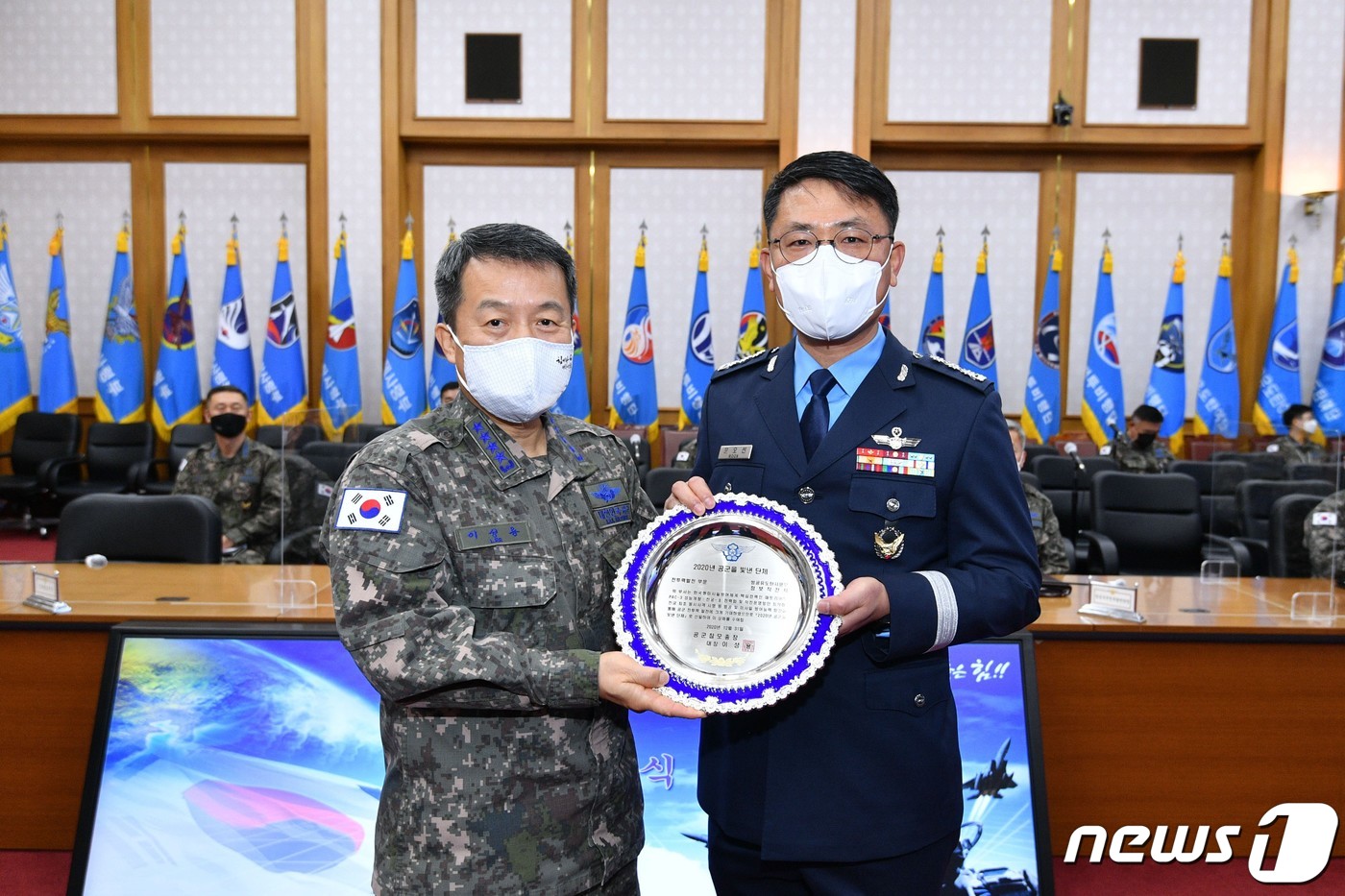 (서울=뉴스1) = 이성용 공군참모총장이 2일 공군본부에서 열린 2020년 공군을 빛낸 인물 시상식에서 '전투력 발전' 부문 수상 단체인 공군방공유도탄사령부 정보작전처의 문오성 대 …