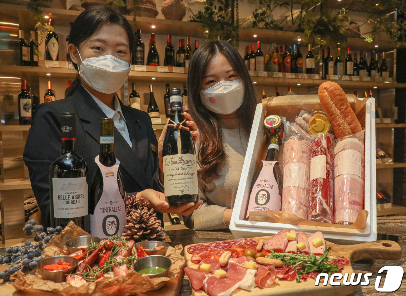 (서울=뉴스1) = 2일 오전 서울 강남구 현대백화점 무역센터점 지하1층 와인웍스 매장에서 모델과 소믈리에가 선물세트를 소개하고 있다.현대백화점이 압구정본점과 무역센터점에서 운영중 …