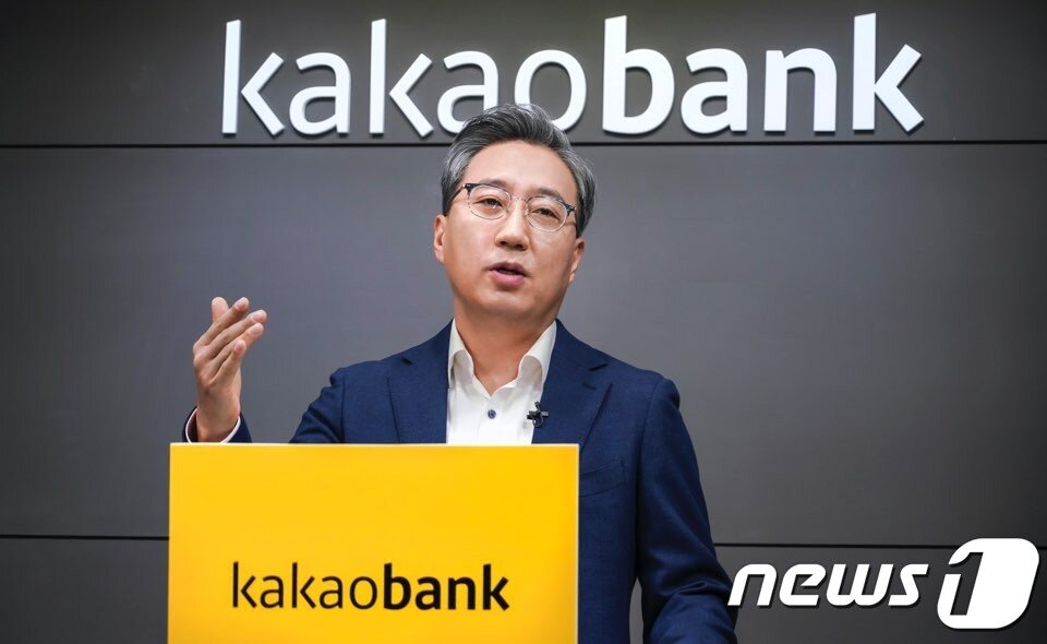 본문 이미지 - 윤호영 카카오뱅크 대표이사가 2일 오전 온라인 기자간담회를 하고 있다. 윤 대표는 "올해는 중금리·중저신용자 대출 부문에서도 고객들이 카카오뱅크를 가장 먼저 떠올리게 하겠다＂며 최우선 과제로 중금리 대출 확대를 꼽았다. (카카오뱅크 제공) 2021.2.2 ⓒ 뉴스1