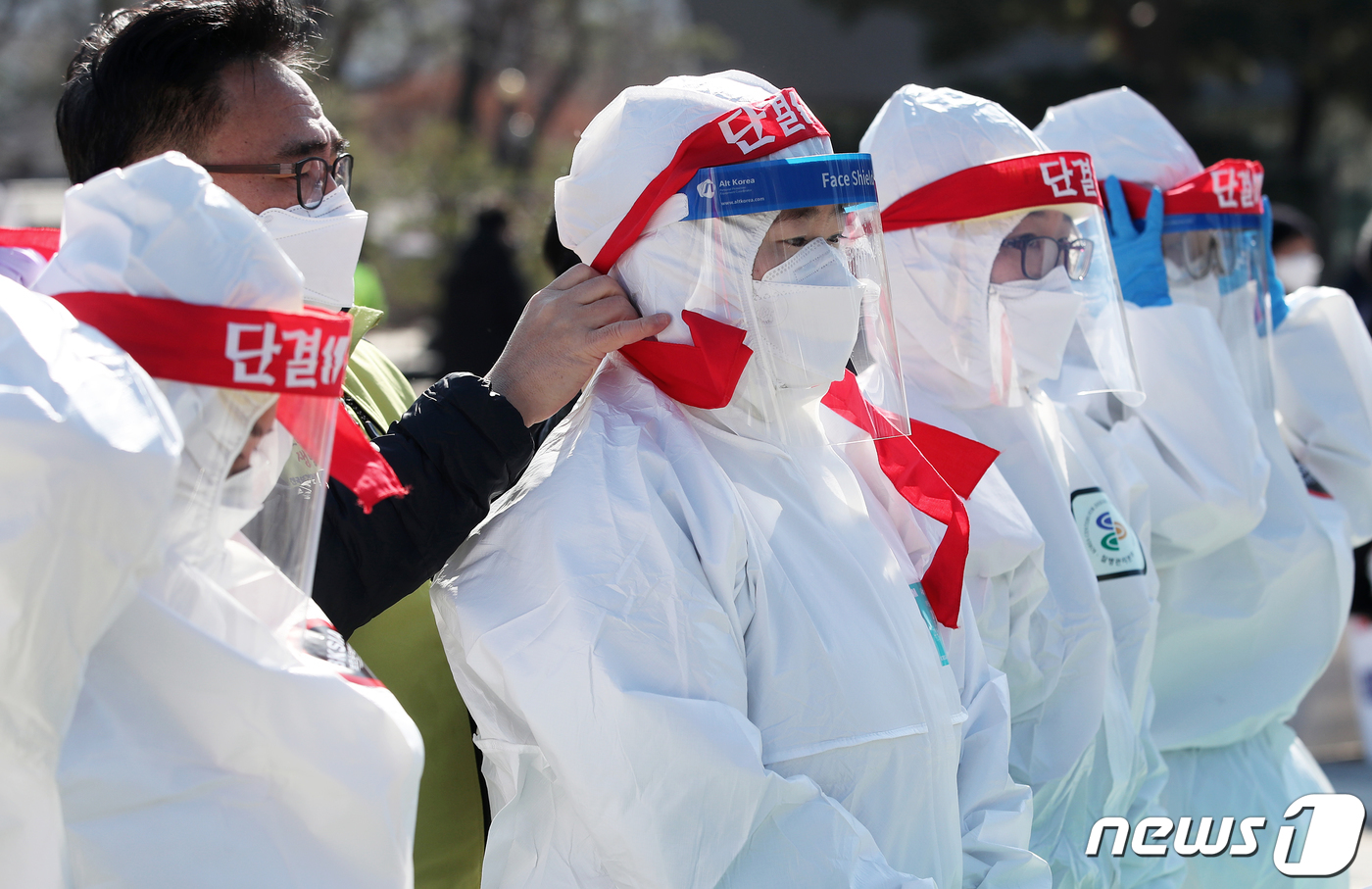 (서울=뉴스1) 오대일 기자 = 신종코로나바이러스 감염증(코로나19) 전담병원 노동자들이 2일 오전 서울 종로구 청와대 사랑채 앞에서 열린 투쟁 선포 기자회견에서 방호복을 입은 채 …