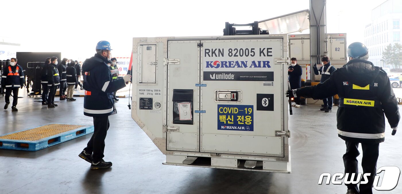 본문 이미지 - 2일 인천공항 화물터미널에서 열린 부처합동 신종 코로나바이러스 감염증(코로나19) 안전유통 모의훈련에서 관계자들이 점검을 하고 있다. 1∼3일 실시되는 이번 훈련은 코로나19 백신을 유통하는 과정에서 콜드체인(냉장유통) 유지 과정을 점검과 백신 탈취 시도나 차량사고 등 돌발 상황 등을 검토한다. 2021.2.2/뉴스1 ⓒ News1 김명섭 기자
