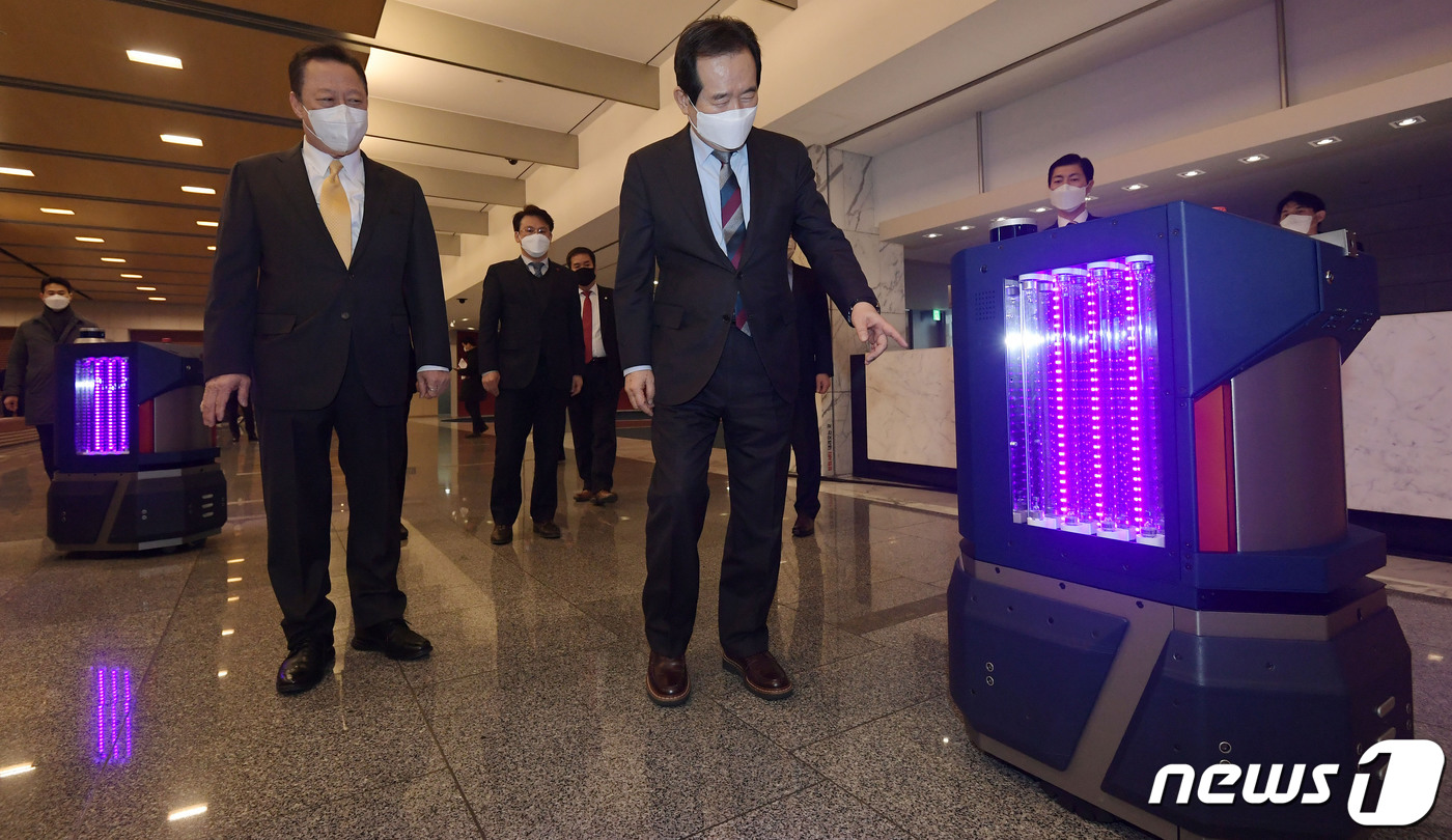 (서울=뉴스1) 오대일 기자 = 정세균 국무총리와 박용만 대한상공회의소 회장이 2일 서울 중구 대한상의에서 열린 규제샌드박스 2주년 성과보고회에서 규제샌드박스 실증특례를 받은 도구 …