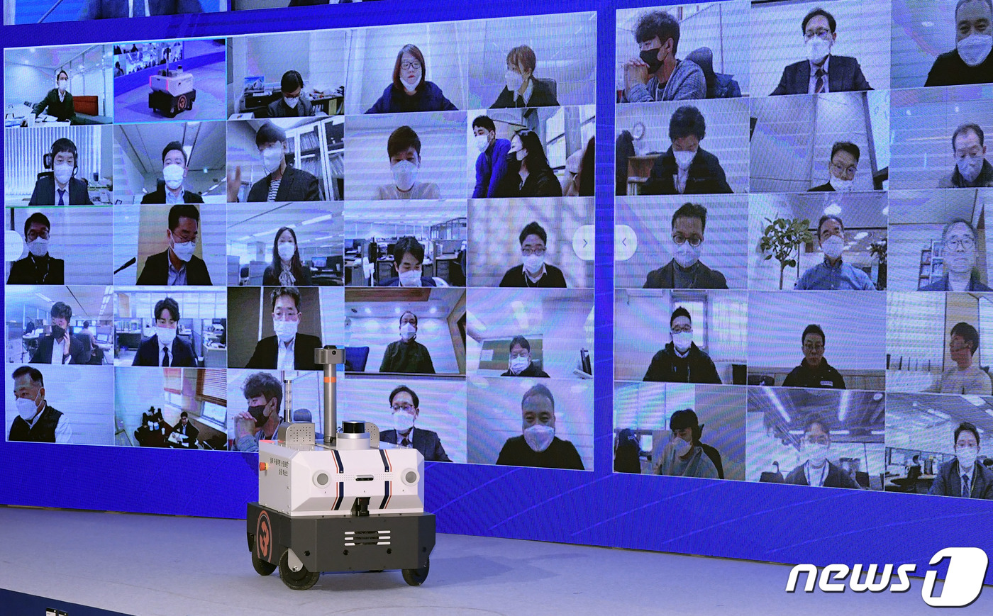 (서울=뉴스1) 오대일 기자 = 2일 서울 중구 대한상의에서 열린 규제샌드박스 2주년 성과보고회에서 자율주행로봇 스타트업 도구공간의 실외자율주행 순찰로봇 '패트로버'가 무대로 이동 …