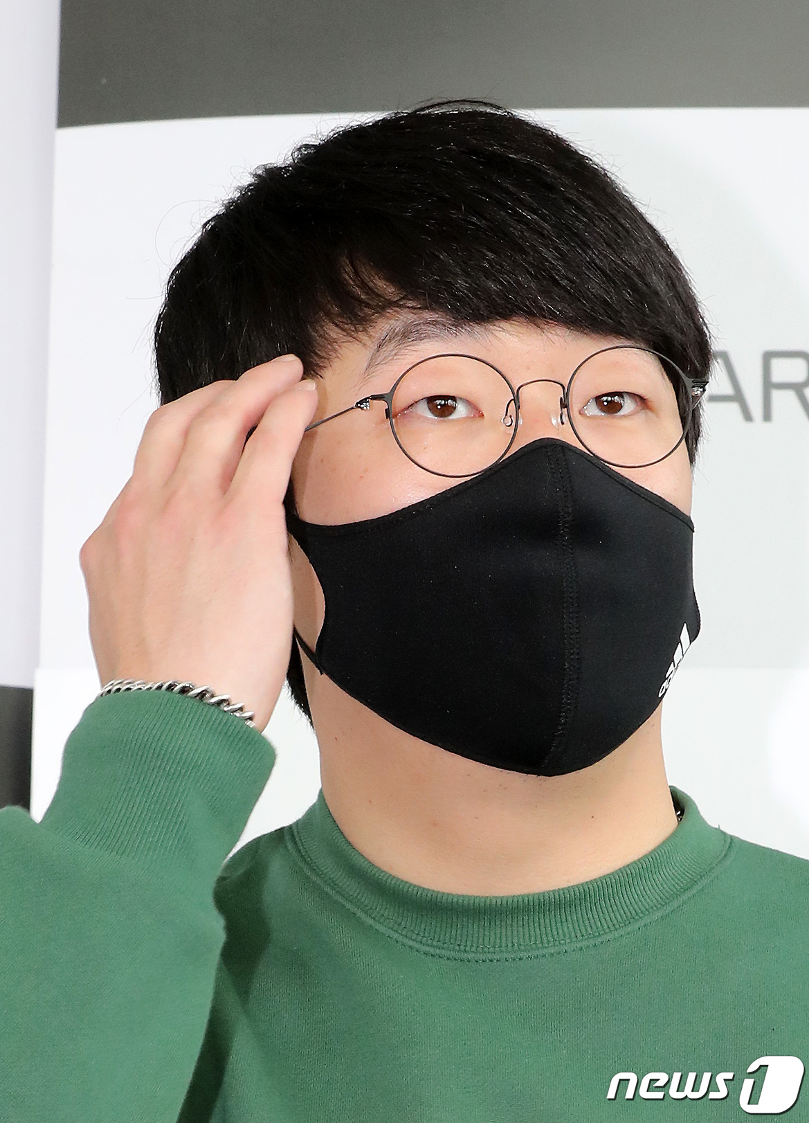 (인천공항=뉴스1) 이동해 기자 = 메이저리그 텍사스 레인저스로 이적한 양현종이 20일 오후 인천국제공항을 통해 미국 LA 출국에 앞서 기자회견을 하고 있다.FA 자격을 취득한 양 …