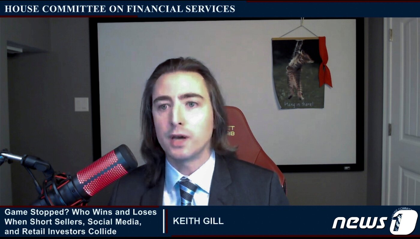본문 이미지 - 게임스톱 사태를 주도한 '대왕개미' 키스 질이 화상으로 진행된 미 의회 청문회에서 질의에 답변하고 있다. ⓒ 로이터=뉴스1 ⓒ News1 원태성 기자
