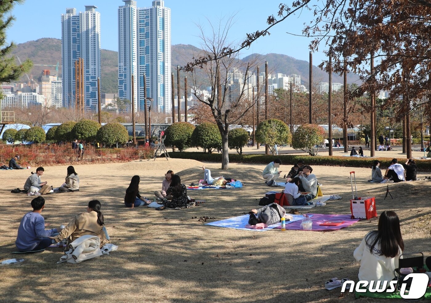본문 이미지 - 부산지역 사회적 거리두기 1.5단계 완화와 직계가족 5인 이상 모임 허용 이후 첫 주말인 21일 오후 부산 부산진구 부산시민공원을 찾은 시민들이 휴식을 취하고 있다.2021.2.21/ ⓒ News1 박세진 기자