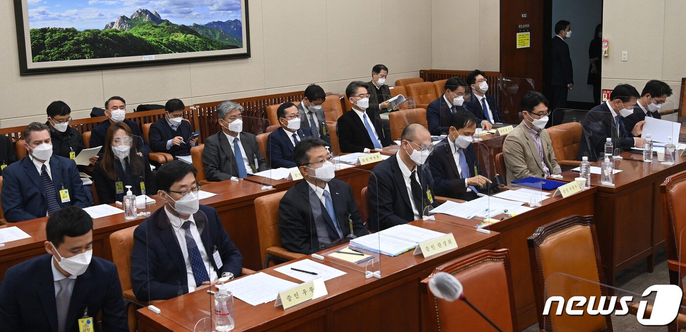 본문 이미지 - 22일 오전 서울 여의도 국회에서 환경노동위원회 산업재해 관련 청문회가 열리고 있다. 앞줄 왼쪽부터 시계 반대 방향으로 우무현 GS건설 대표이사, 한성희 포스코건설 대표이사, 이원우 현대건설 대표이사, 한영석 현대중공업 대표이사, 최정우 포스코 대표이사, 정호영 LG디스플레이 대표이사, 박찬복 롯데글로벌로지스 대표이사, 신영수 CJ대한통운 택배부문 대표, 조셉 네이든 쿠팡풀민먼트서비스 대표이사. 2021.2.22/뉴스1 ⓒ News1 신웅수 기자