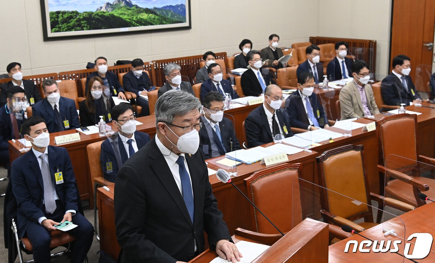 본문 이미지 - 이재갑 고용노동부 장관이 22일 오전 서울 여의도 국회에서 환경노동위원회 산업재해 관련 청문회에서 업무보고를 하고 있다. 2021.2.22/뉴스1 ⓒ News1 신웅수 기자