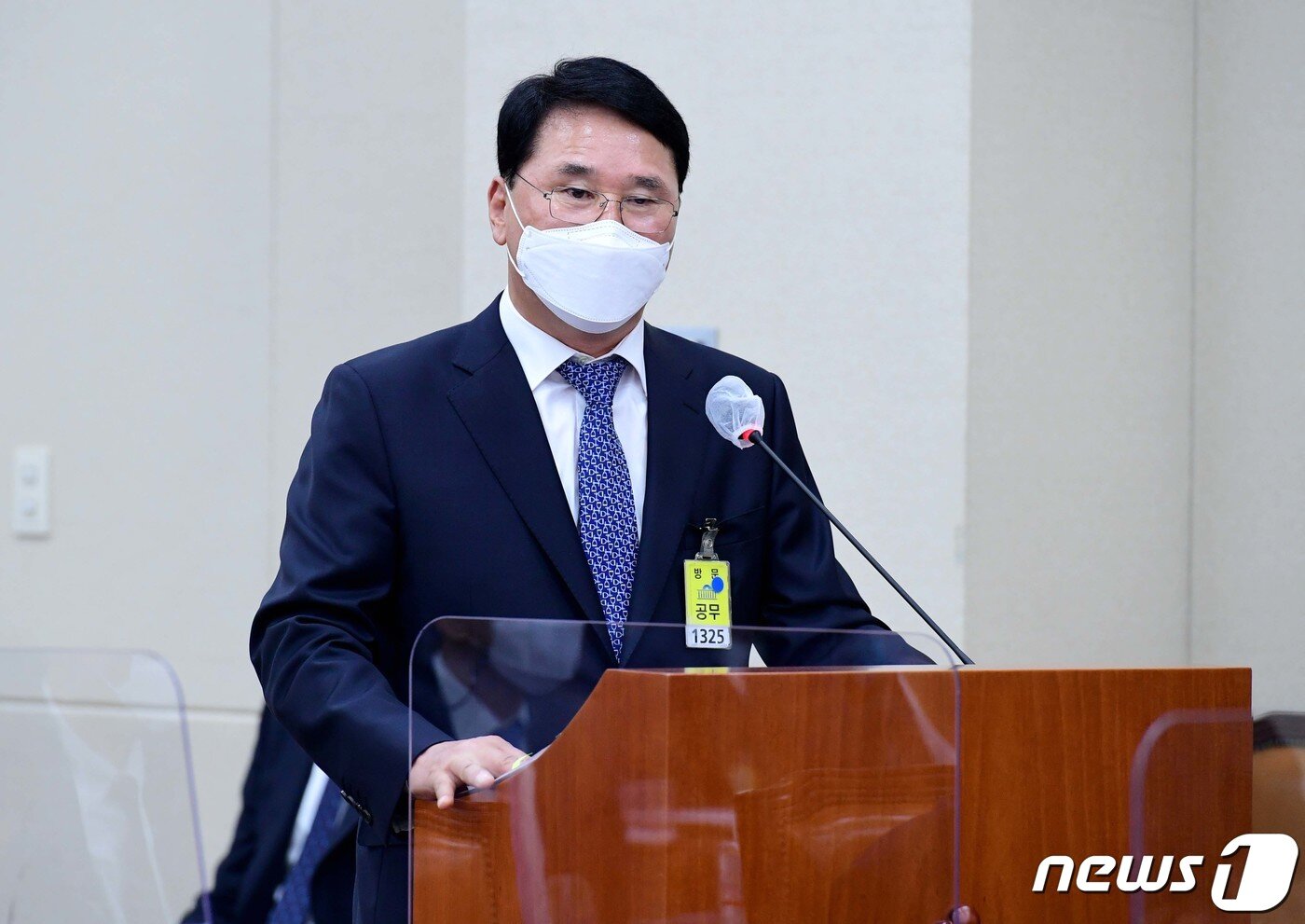 본문 이미지 - 한영석 현대중공업 대표이사가 22일 서울 여의도 국회에서 열린 환경노동위원회 산업재해관련 청문회에서 의원들의 질의에 답하고 있다. 2021.2.22/뉴스1 ⓒ News1 신웅수 기자
