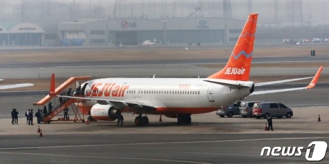 본문 이미지 - 김포공항 계류장에 있는 제주항공 항공기의 모습./뉴스1 ⓒ News1