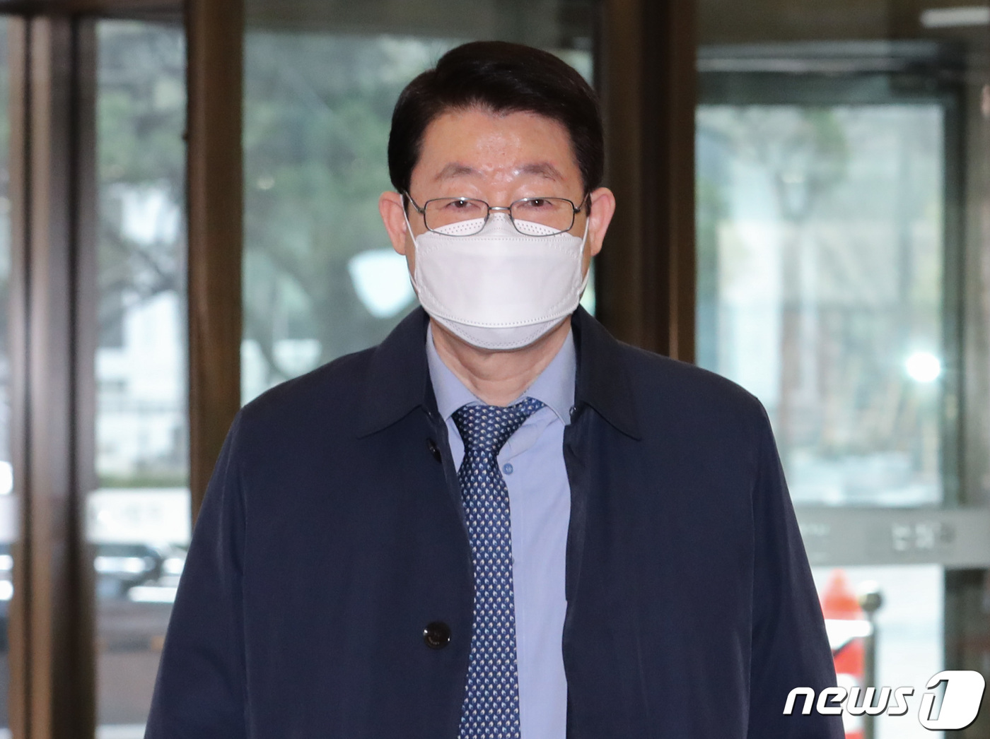 (서울=뉴스1) 이재명 기자 = 정희수 생명보혐협회장이 22일 오후 서울 중구 은행연합회에서 은성구 금융위원회 위원장, 금융협회 대표들과 비공개 회동을 갖기 위해 들어서고 있다. …