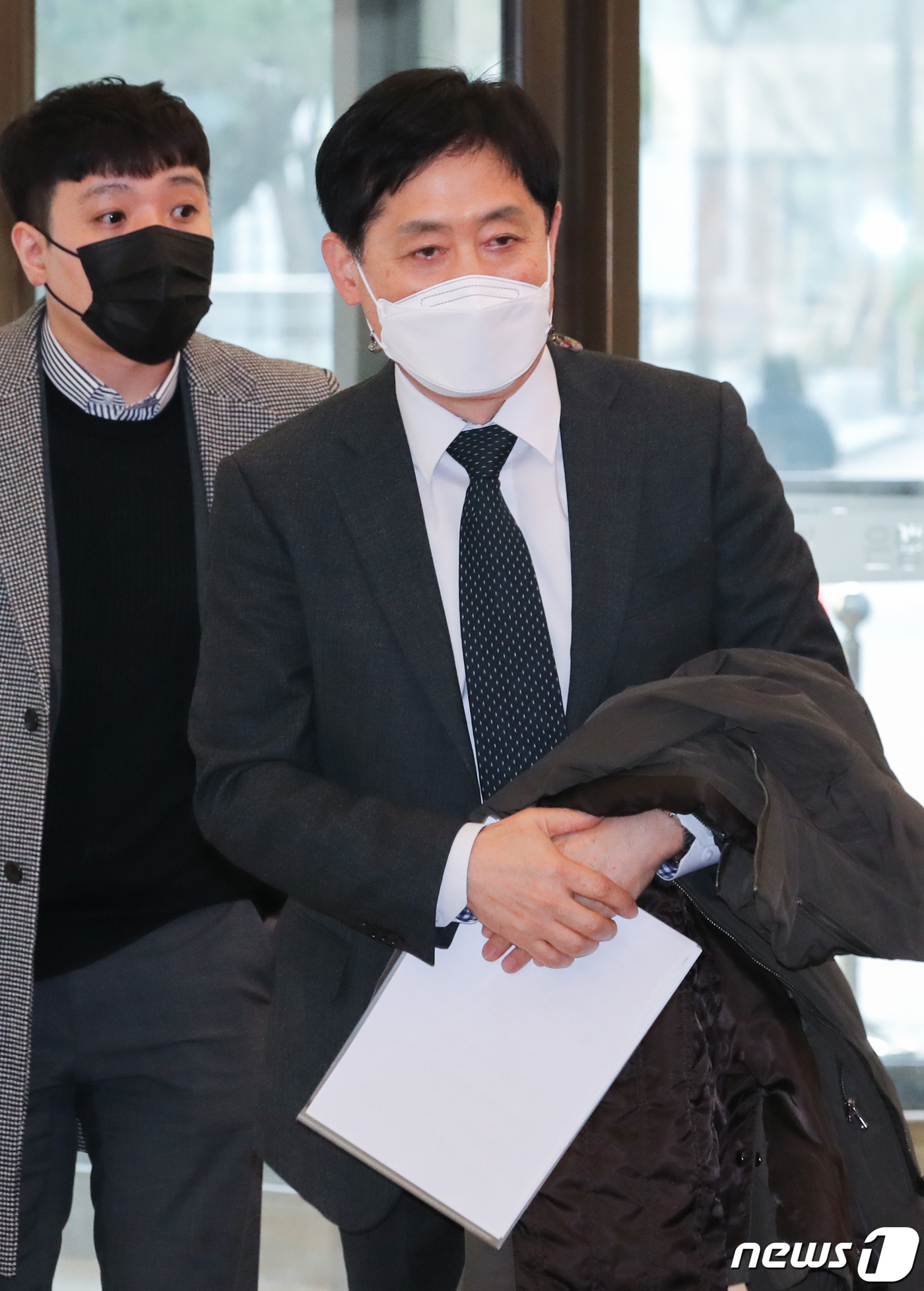 (서울=뉴스1) 이재명 기자 = 김주현 여신금융협회장이 22일 오후 서울 중구 은행연합회에서 은성수 금융위원회 위원장, 금융협회 대표들과 비공개 회동을 갖기 위해 들어서고 있다. …