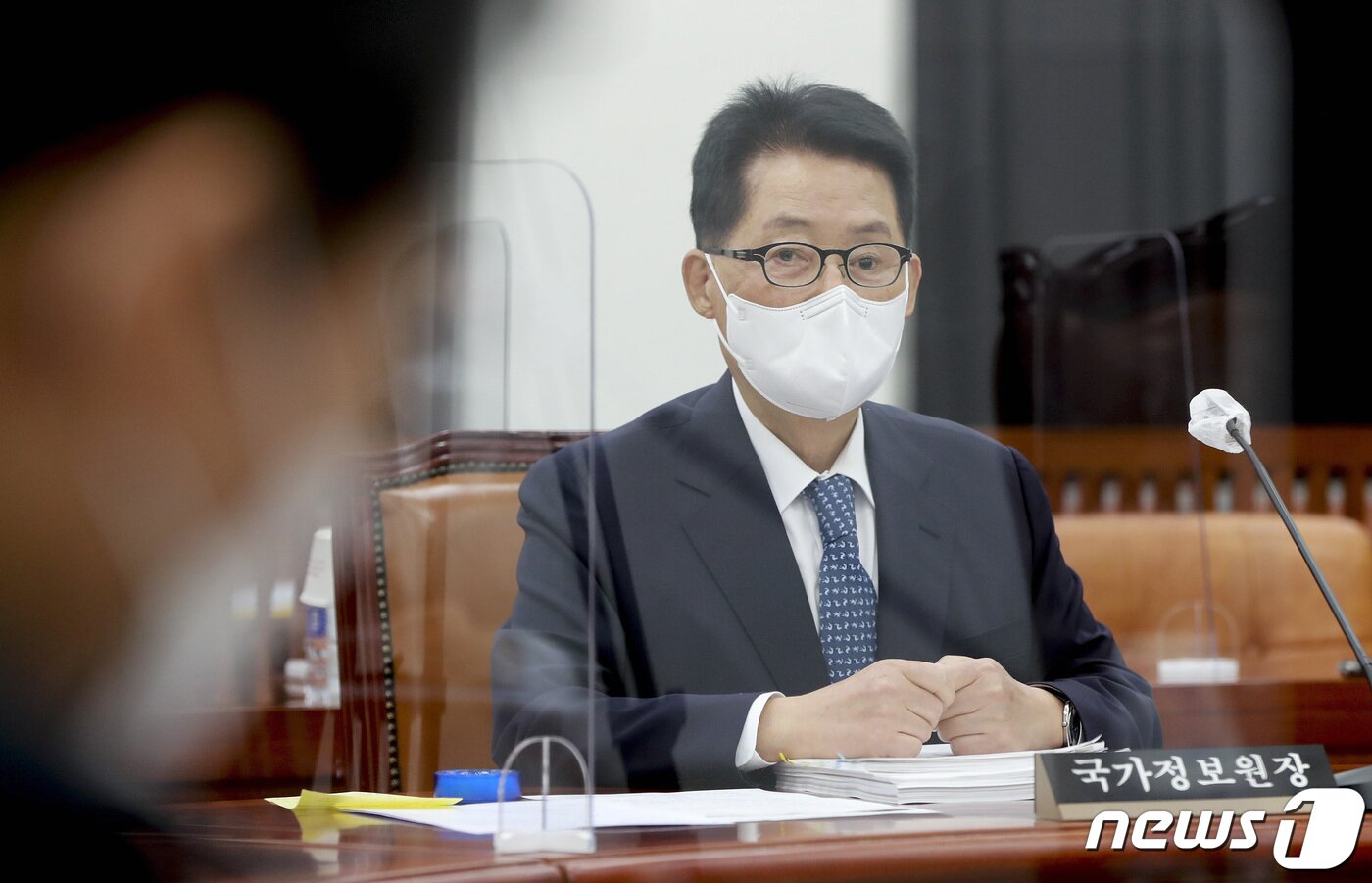 본문 이미지 - 박지원 국가정보원장이 22일 오후 서울 여의도 국회에서 열린 정보위원회 전체회의에 출석하고 있다. 2021.2.22/뉴스1 ⓒ News1 신웅수 기자