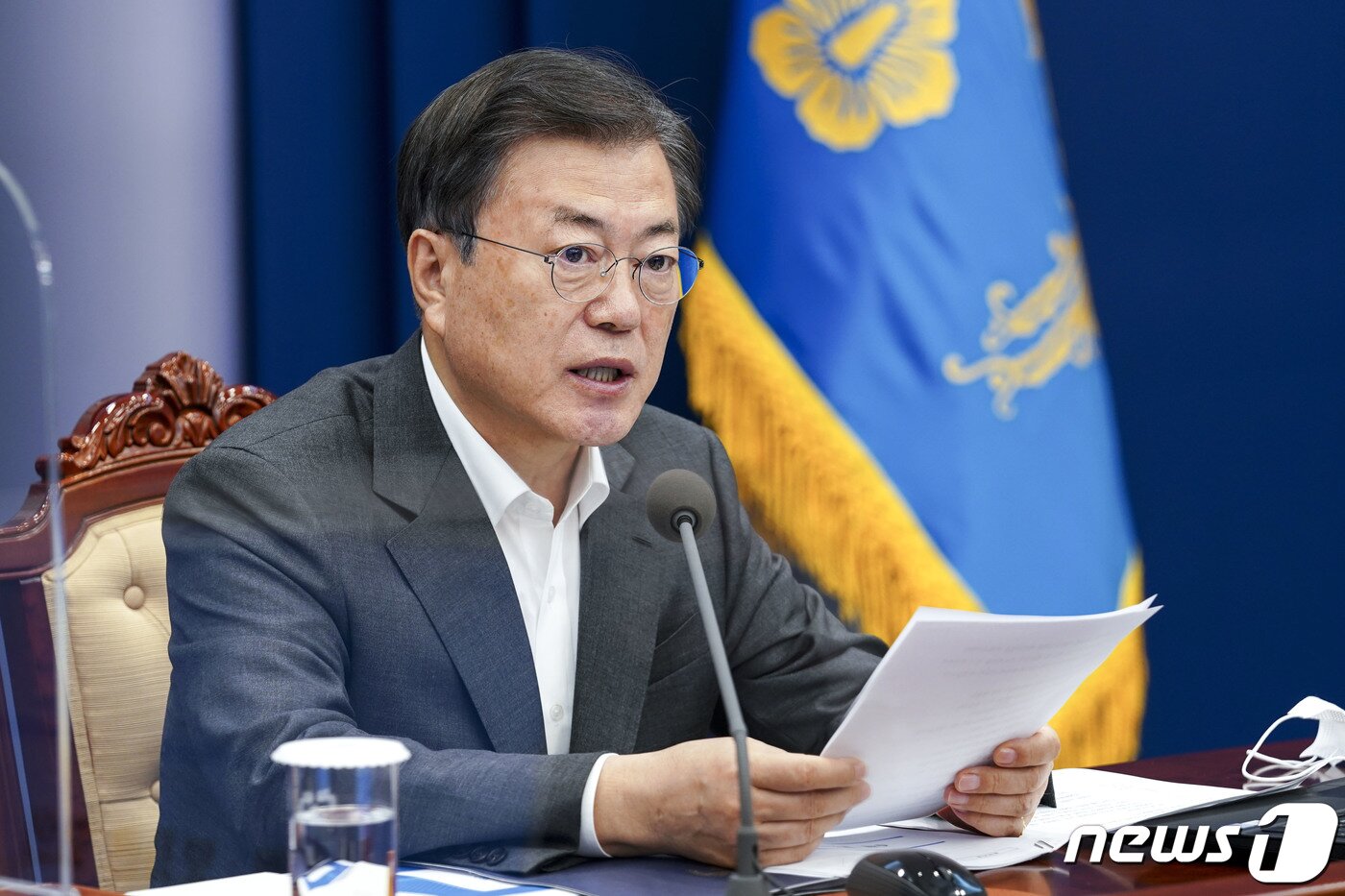 본문 이미지 - 문재인 대통령이 22일 오후 청와대에서 열린 수석·보좌관 회의에 참석해 발언하고 있다. 2021.2.22/뉴스1 ⓒ News1 이광호 기자