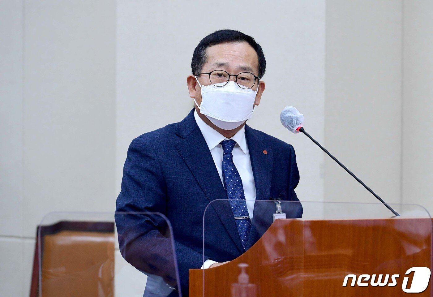 본문 이미지 - 박찬복 롯데글로벌로지스 대표이사가 22일 서울 여의도 국회에서 열린 환경노동위원회 산업재해관련 청문회에서 의원의 질의에 답하고 있다. 2021.2.22/뉴스1 ⓒ News1 박세연 기자