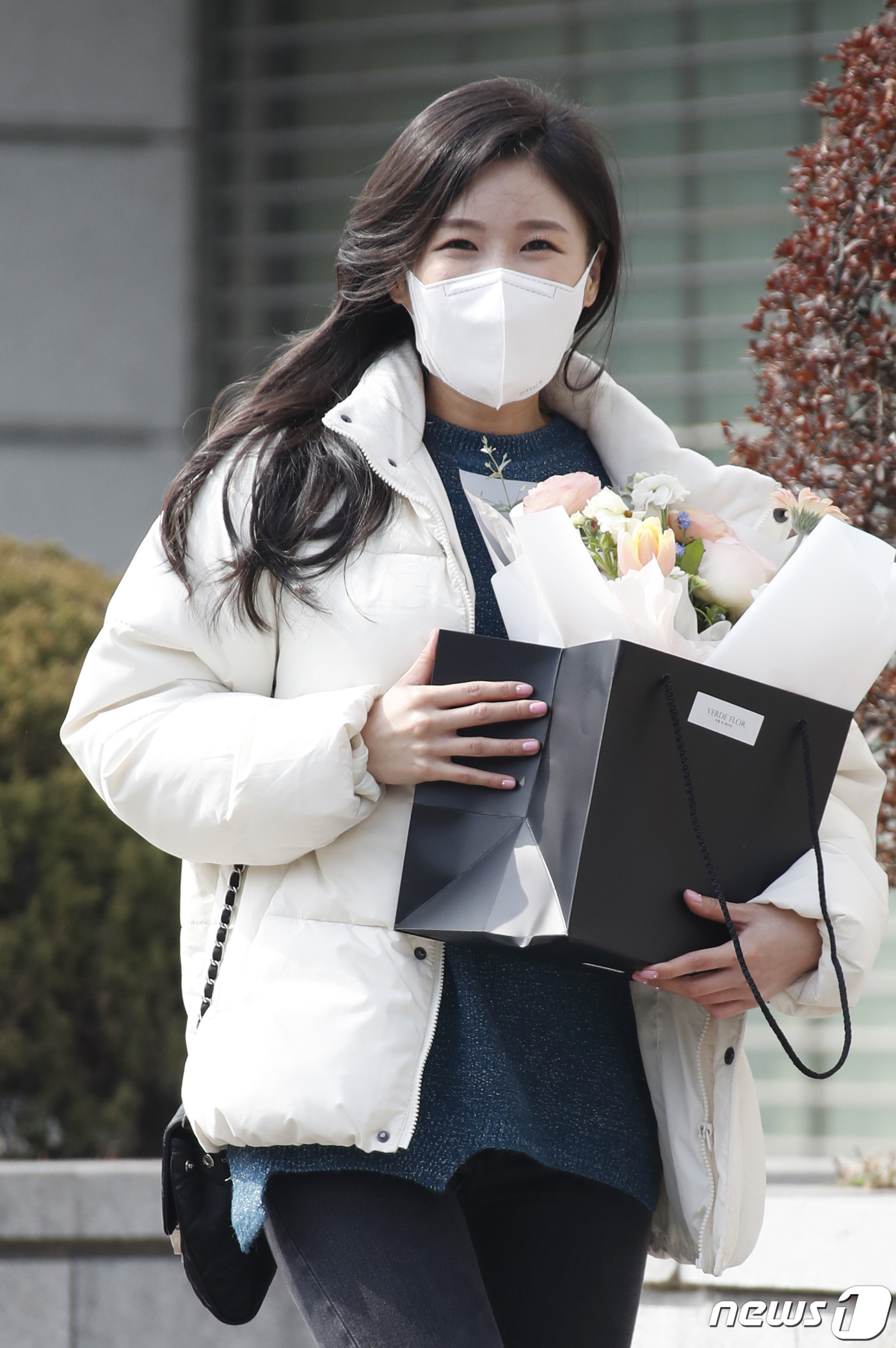 (서울=뉴스1) 권현진 기자 = 가수 이소나가 22일 오후 서울 영등포구 KBS 별관에서 열리는 ‘가요무대’ 녹화에 참석하고 있다. 2021.2.22/뉴스1