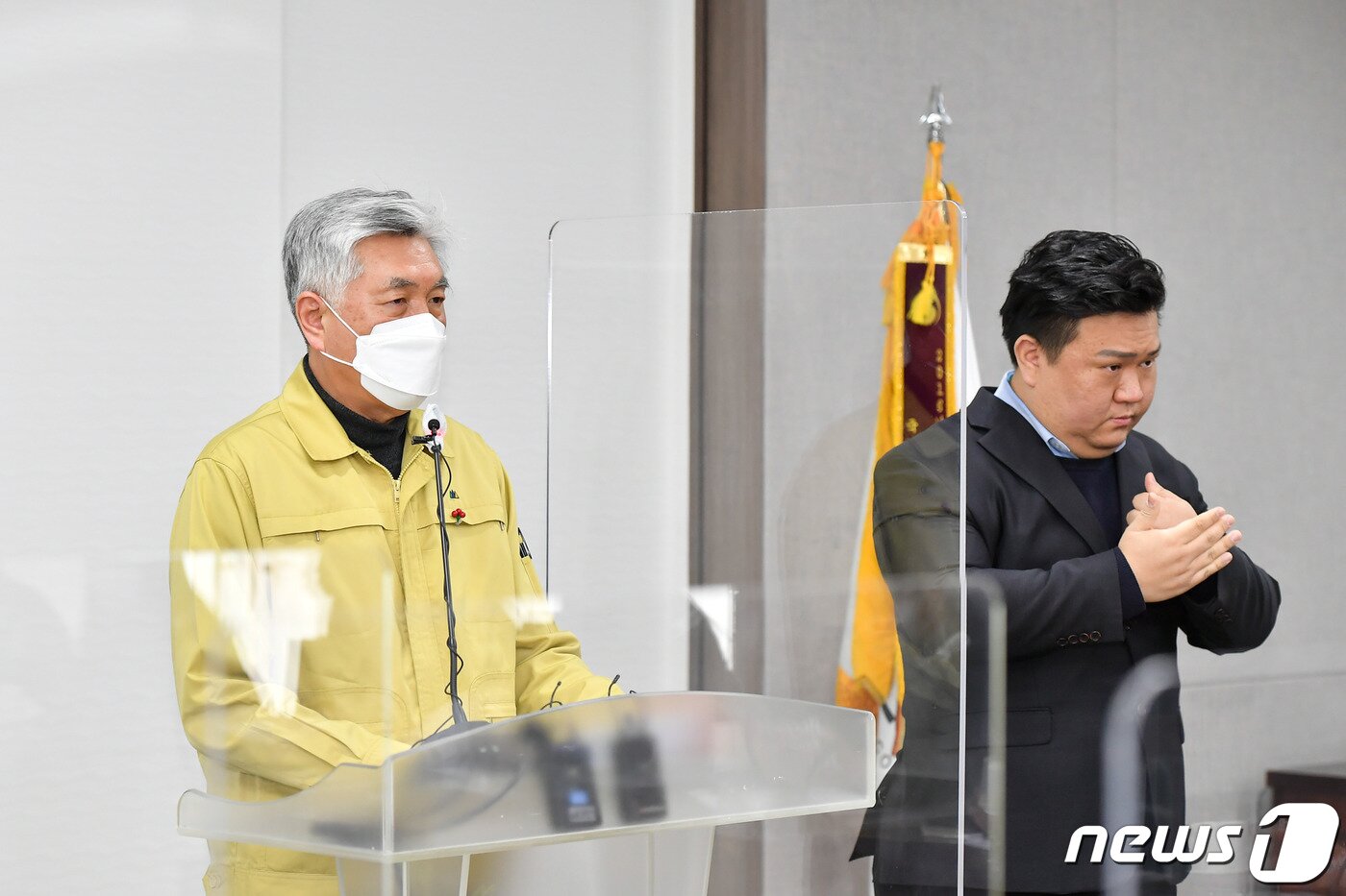 본문 이미지 - 최승준 강원 정선군수는 22일 군청에서 긴급브리핑을 갖고 방역수칙 준수를 당부했다.(정선군 제공) ⓒ 뉴스1