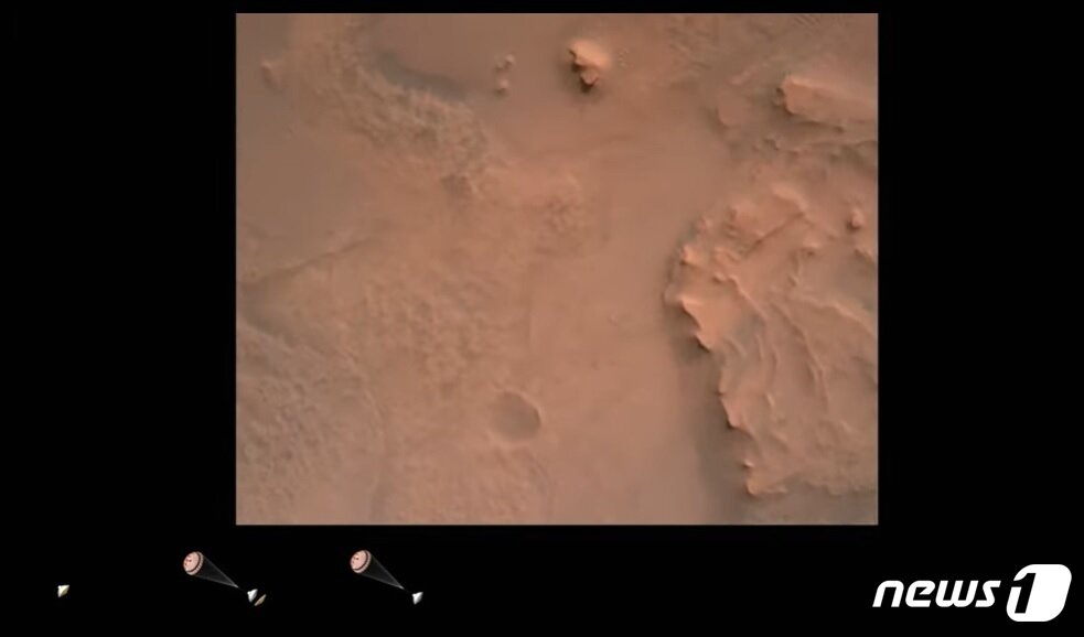 본문 이미지 - 미국 항공우주국(NASA)의 화성 탐사 로버 \'퍼서비어런스\'가 화성 표면에 착륙하는 장면 (NASA 홈페이지 캡처) ⓒ 뉴스1