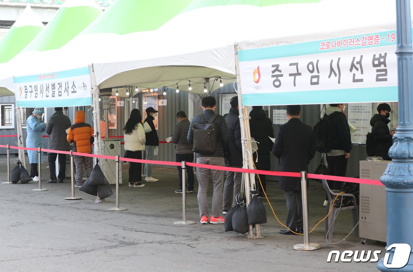본문 이미지 -  23일 서울역 임시선별진료소에서 시민들이 검사를 받고 있다. 2021.2.23/뉴스1 ⓒ News1 이성철 기자