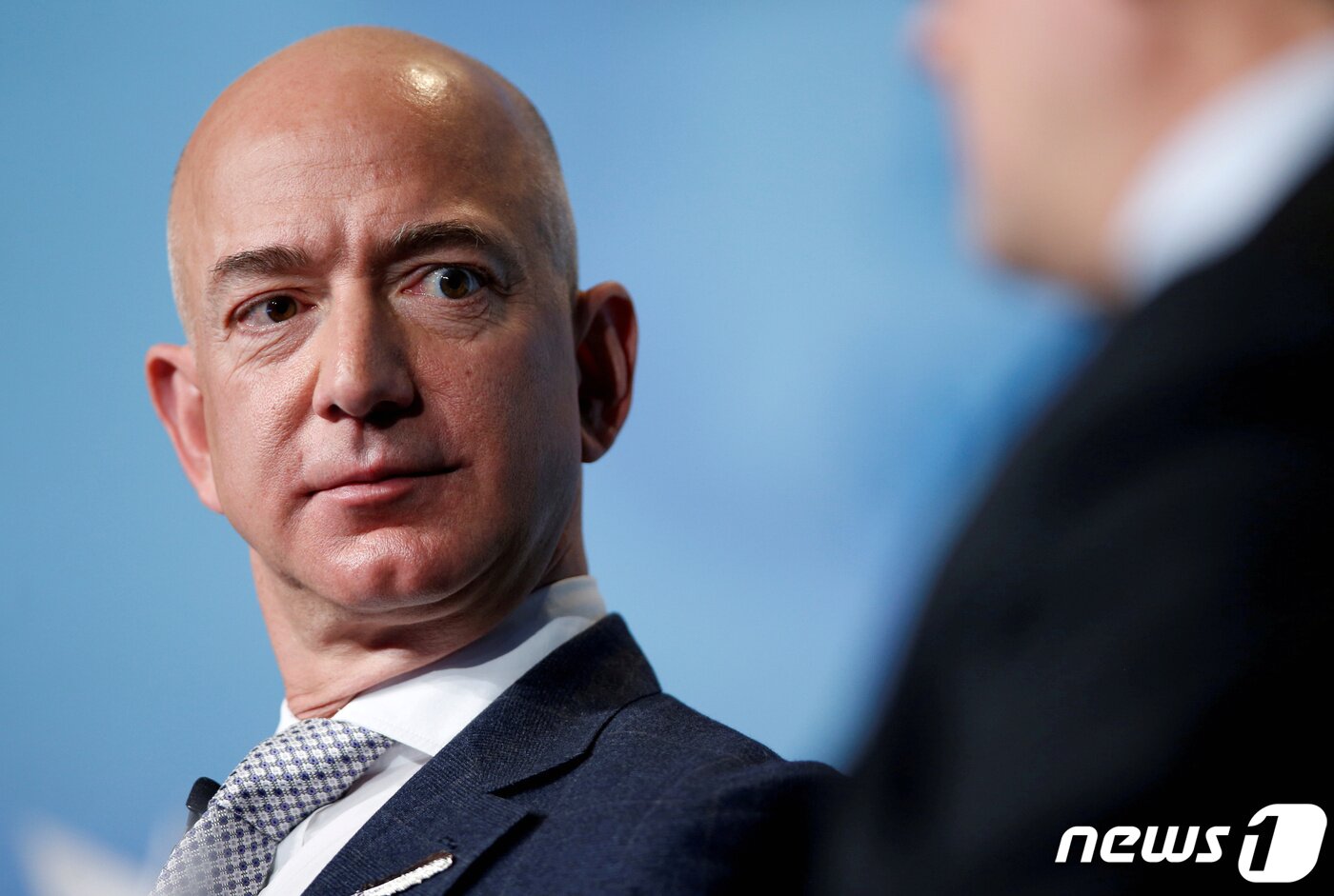 본문 이미지 - 베이조스 아마존 CEO가 2017년 워싱턴에서 열린 한 컨퍼런스에 참석하고 있다. ⓒ 로이터=뉴스1 ⓒ News1 박형기 기자