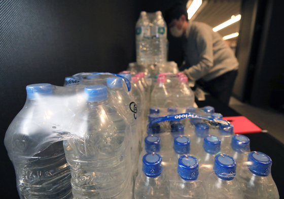 "내년부터 생수 라벨 없앤다"…정부·업계, 전환 준비 점검