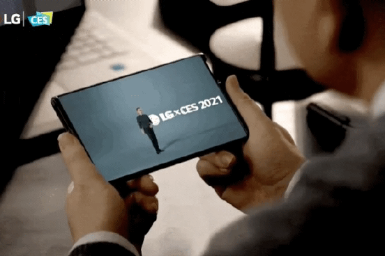 본문 이미지 - LG전자가 지난 1월 '국제가전박람회(CES) 2021' 온라인 행사에서 선보인 'LG 롤러블'. 최근까지 LG전자는 휴대전화 사업에 의욕을 보여왔지만 5일 사업 철수를 결정했다. ⓒ 뉴스1