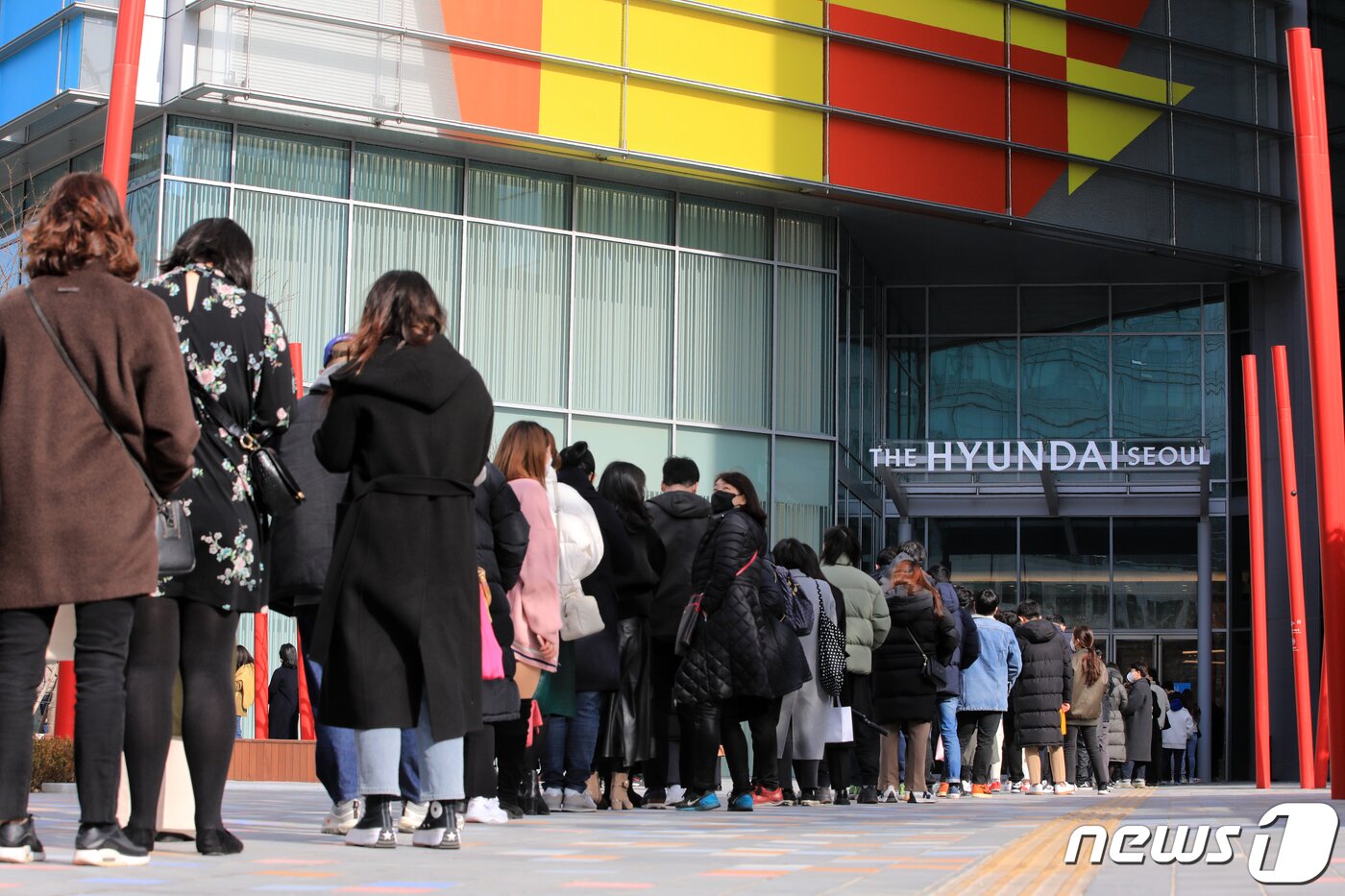 본문 이미지 - 서울 영등포구 여의도에 정식 개점을 앞두고 사전개점한 현대백화점 '더현대 서울'에서 시민들이 입장하기 위해 줄을 서고 있다. 더현대 서울은 서울 지역 백화점 중 최대규모인 지하 7층~지상 8층 규모로 영업 면적이 8만9100㎡(약 2만7000평)로, 오는 26일 정식 개점한다. 2021.2.24/뉴스1 ⓒ News1 구윤성 기자