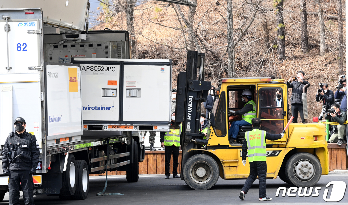 (이천=뉴스1) 사진공동취재단 = 24일 국내 첫 접종에 쓰이는 아스트라제네카(AZ) 코로나19 백신을 실은 차량이 경기도 이천시 한 물류센터에 입고되고 있다.이날 출하를 시작으로 …