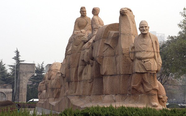 본문 이미지 - 중국 시안은 실크로드 대상의 출발점이다. 사진은 시안에 있는 실크로드 기념탑. 조성관 작가 제공