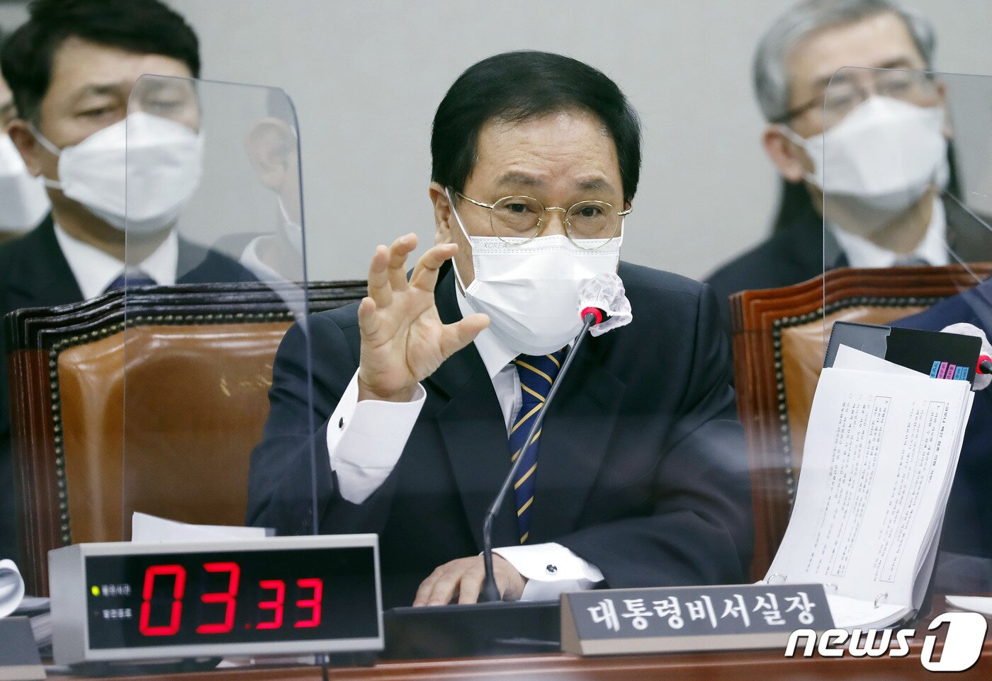 본문 이미지 - 유영민 대통령 비서실장이 24일 서울 여의도 국회에서 열린 운영위원회 전체회의에서 의원들의 질의에 답변하고 있다. 2021.2.24/뉴스1 ⓒ News1 신웅수 기자