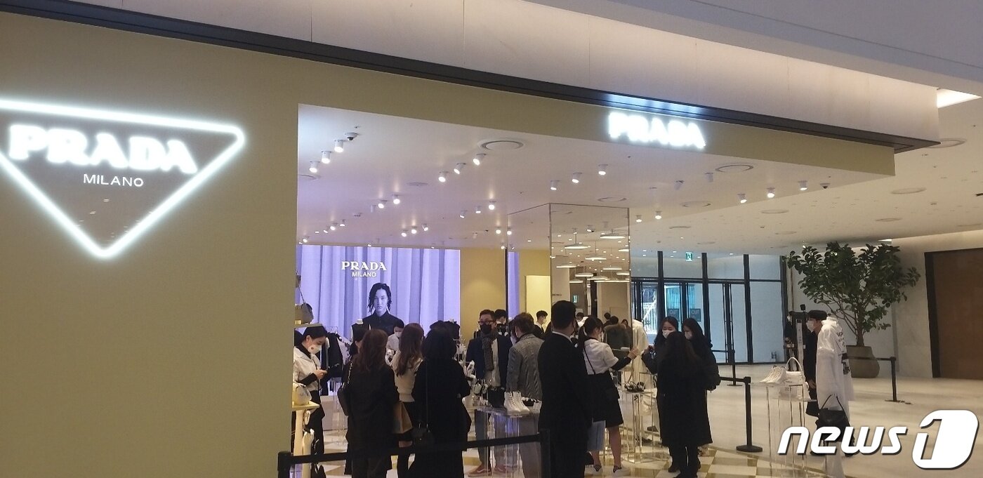 본문 이미지 - 더현대서울 1층 프라다 매장ⓒ 뉴스1