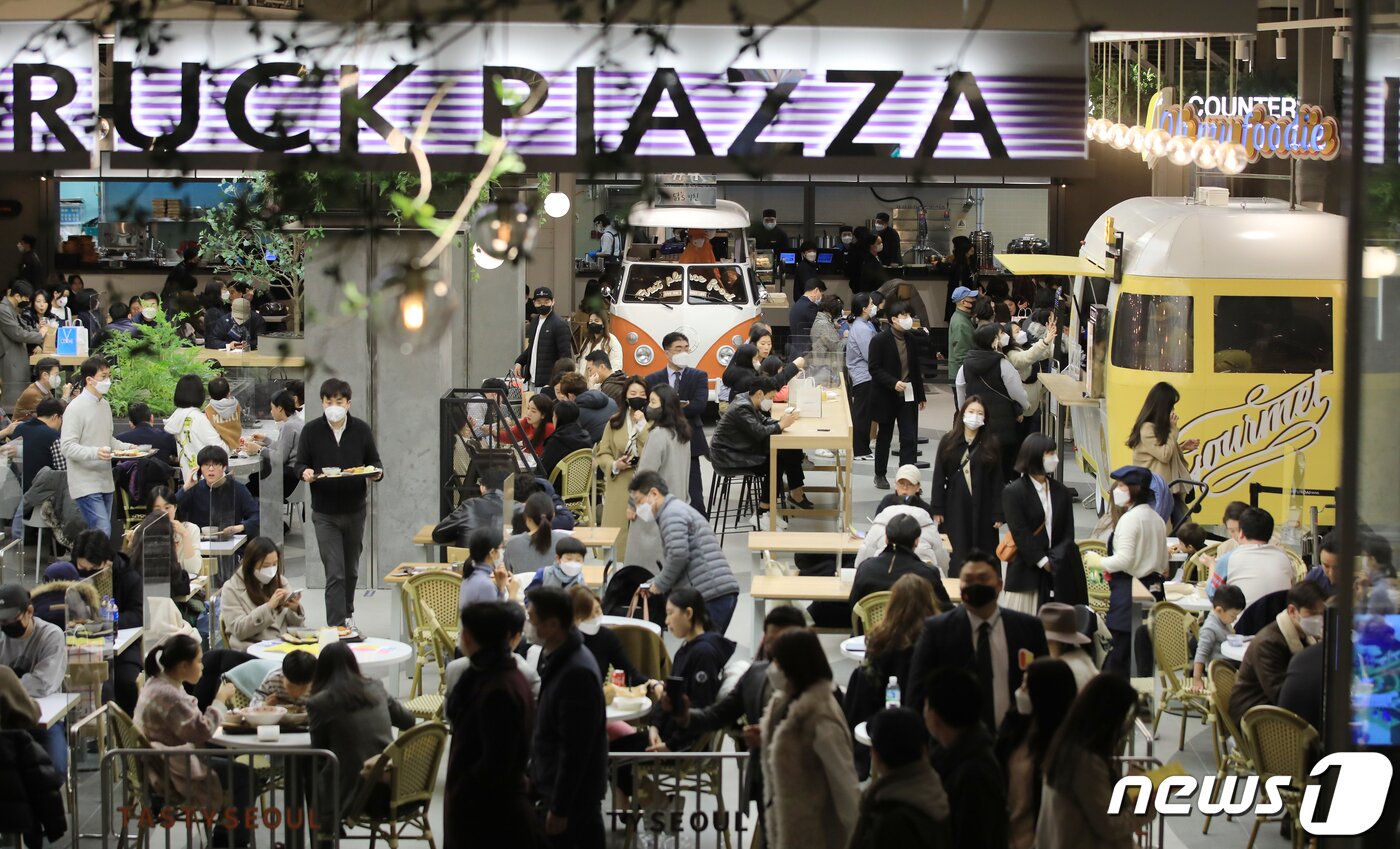 본문 이미지 - 24일 사전 개점한 서울 영등포구 여의도 '더현대 서울'에서 시민들이 푸드코트에서 식사를 하고 있다. ⓒ News1 구윤성 기자