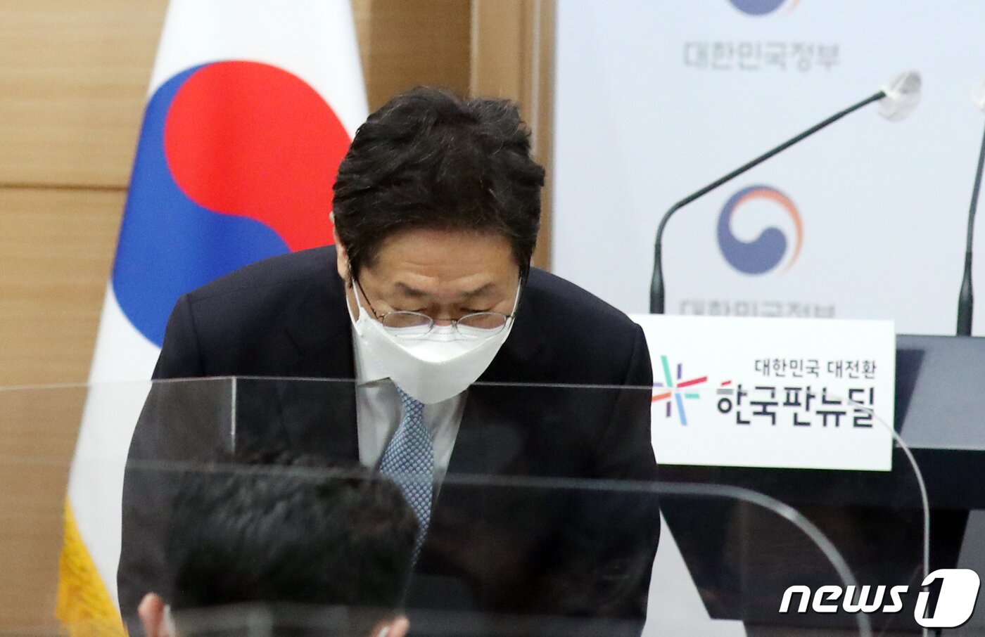 본문 이미지 - 황희 문화체육관광부 장관이 24일 오후 서울 종로구 정부서울청사 별관 브리핑룸에서 학교운동부 폭력근절 및 스포츠 인권보호 체계 개선방안을 발표에 앞서 인사를 있다. 2021.2.24/뉴스1 ⓒ News1 김명섭 기자