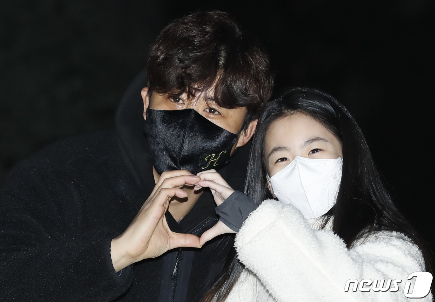 (서울=뉴스1) 권현진 기자 = 가수 진해성, 오유진(오른쪽)이 25일 서울 영등포구 여의도 KBS에서 열리는 KBS 2TV '트롯 전국체전' 녹화차 방송국으로 들어서며 인사를 하 …