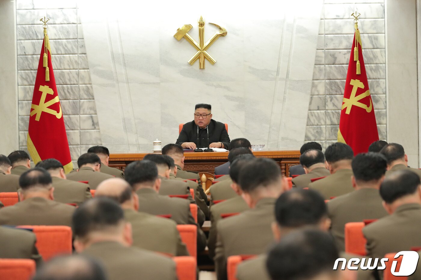 본문 이미지 - (평양 노동신문=뉴스1) = 김정은 북한 조선노동당 총비서가 24일 당 중앙위원회 본부청사에서 중앙군사위원회 제8기 제1차 확대회의를 주재하고 있다. [국내에서만 사용가능. 재배포 금지. DB 금지. For Use Only in the Republic of Korea. Redistribution Prohibited] rodongphoto@news1.kr