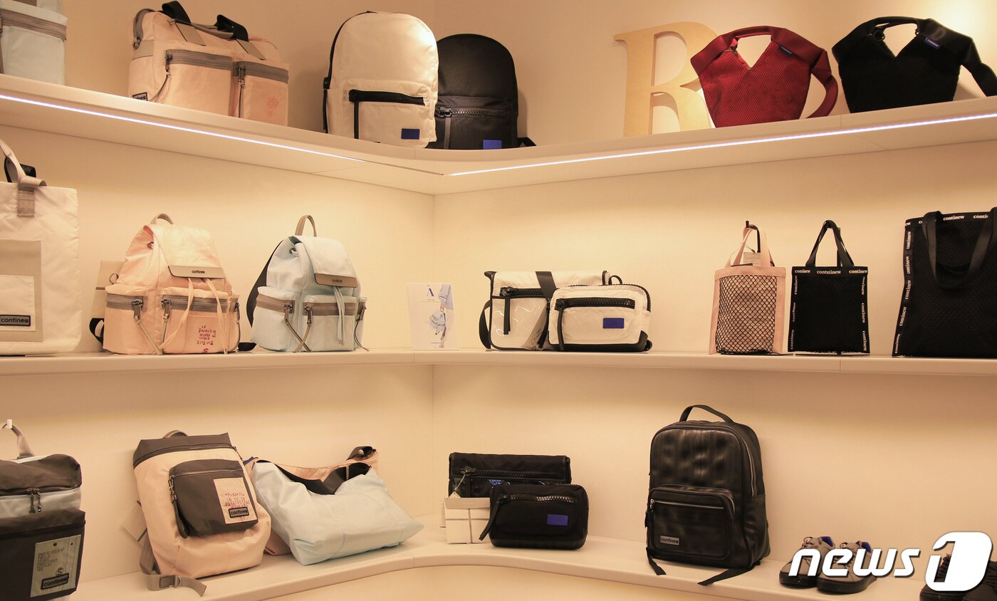 본문 이미지 - 카페 하우스오브컨티뉴 지하에 위치한 모어댄 제품 쇼룸. ⓒ News1 이승아 기자