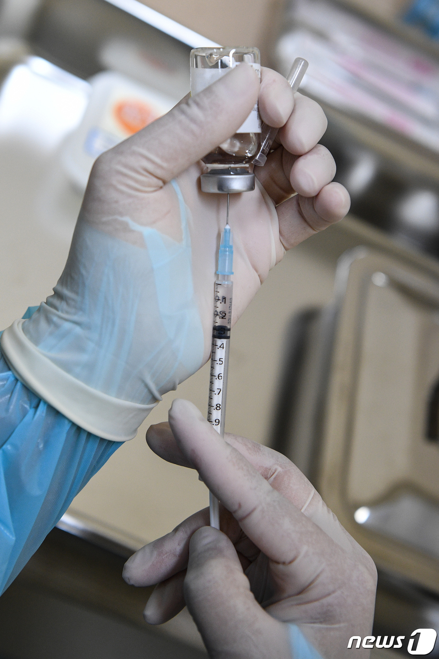 (대구=뉴스1) 공정식 기자 = 25일 오전 대구 중구 계명대 대구동산병원 백신접종센터에서 대구지역 각 구·군 예방접종 담당자와 병원 관계자 등이 참여한 가운데 '화이자' 백신접종 …