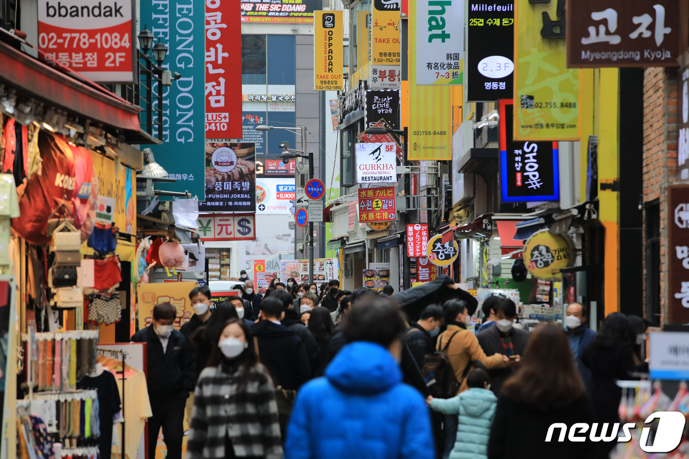 (서울=뉴스1) 구윤성 기자 = 신종 코로나바이러스 감염증(코로나19) 확산 예방을 위한 방역당국의 새로운 거리두기 조정안 발표를 하루 앞둔 25일 오후 서울 명동 음식점 거리가 …