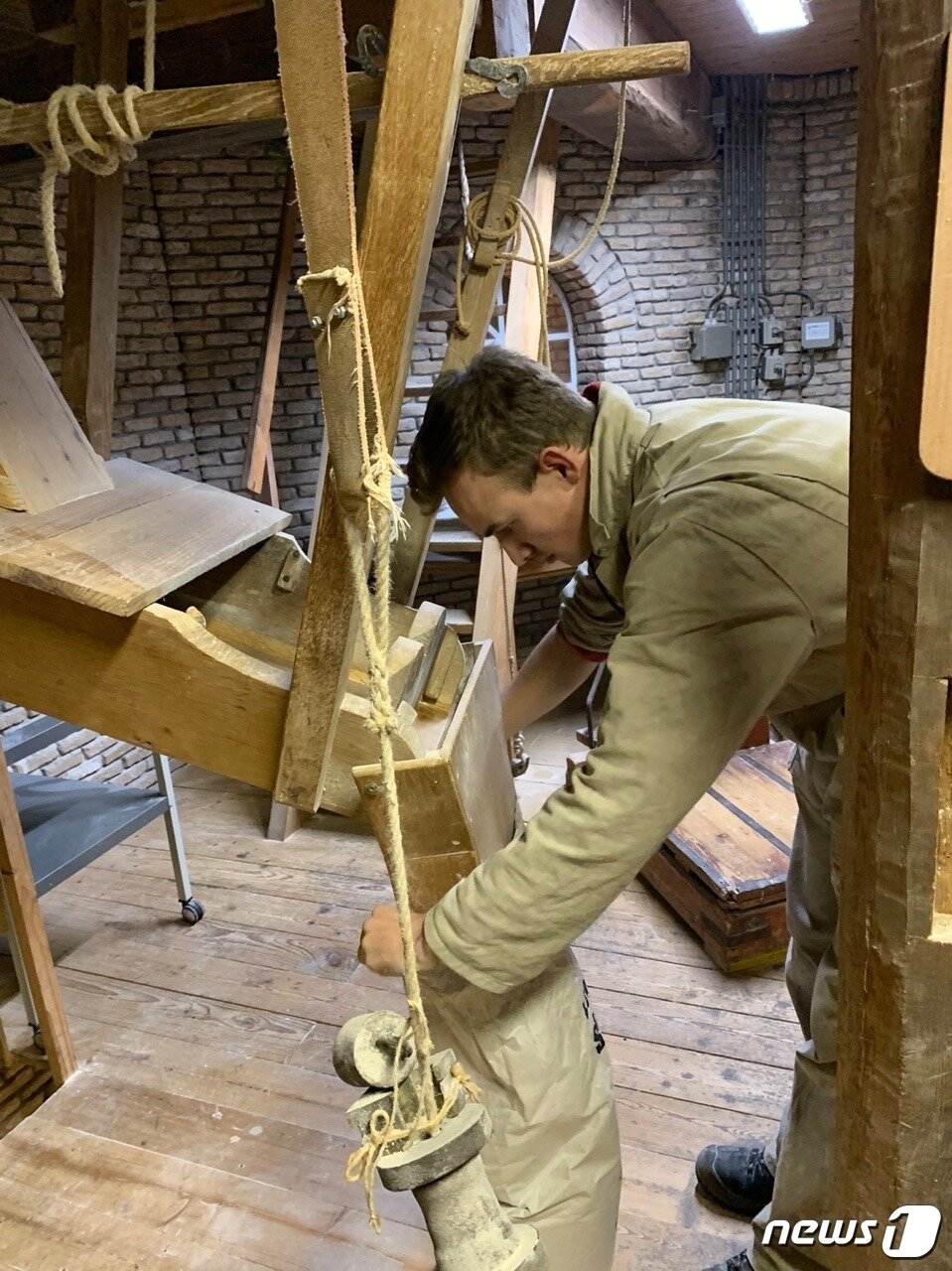 본문 이미지 - 욥 반 하젤( Jop van Gassel)은 풍차 방앗간에 예약을 하고 찾아오는 고객들에게 직접 곡식을 찧는 모습을 보여주고 설명하는 것이 매우 즐거운 일이라고 했다. 매주 신선한 밀을 네덜란드와 독일 등지에서 가져와 직접 빻아 판매하고 있다. ⓒ 차현정 통신원