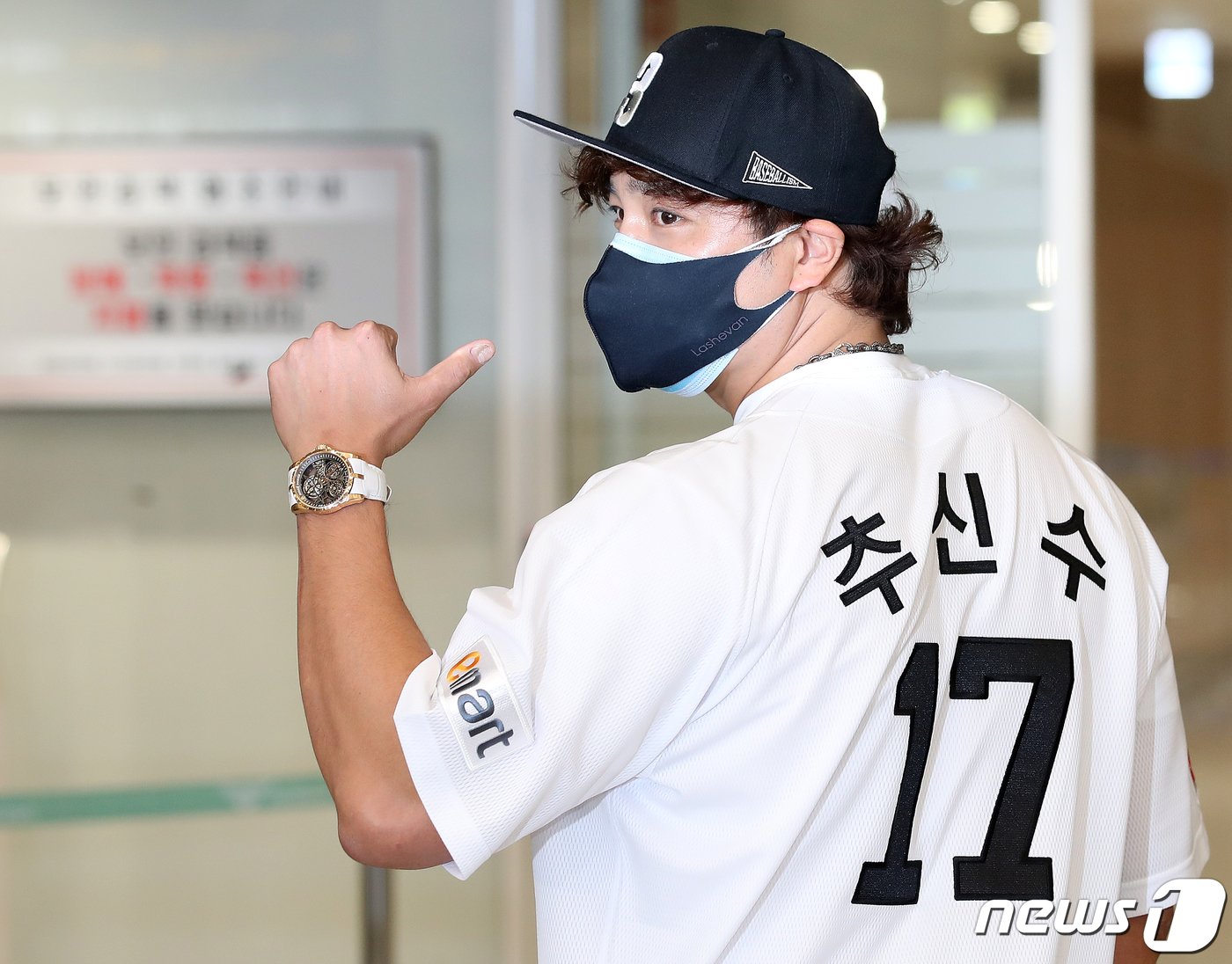 본문 이미지 - 미국프로야구(MLB) 텍사스 레인저스에서 활약했던 ‘추추 트레인’ 추신수가 25일 오후 영종도 인천국제공항 제2터미널을 통해 입국하고 있다.  2021.2.25/뉴스1 ⓒ News1 김진환 기자