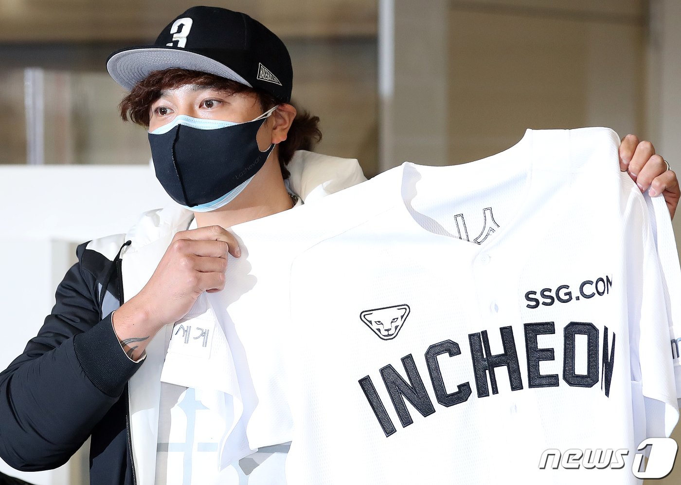 본문 이미지 - 미국프로야구(MLB) 텍사스 레인저스에서 활약했던 ‘추추 트레인’ 추신수가 25일 오후 영종도 인천국제공항 제2터미널을 통해 입국 후 인천 신세계 유니폼을 들고 포즈를 취하고 있다. 2021.2.25/뉴스1 ⓒ News1 김진환 기자