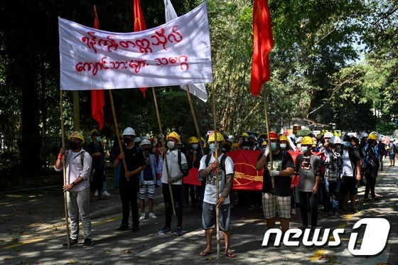 미얀마 최대 도시 양곤에서 2021년 2월 25일 양곤대 학생들이 군사 쿠데타 항의 시위를 벌이고 있다. © AFP=뉴스1 