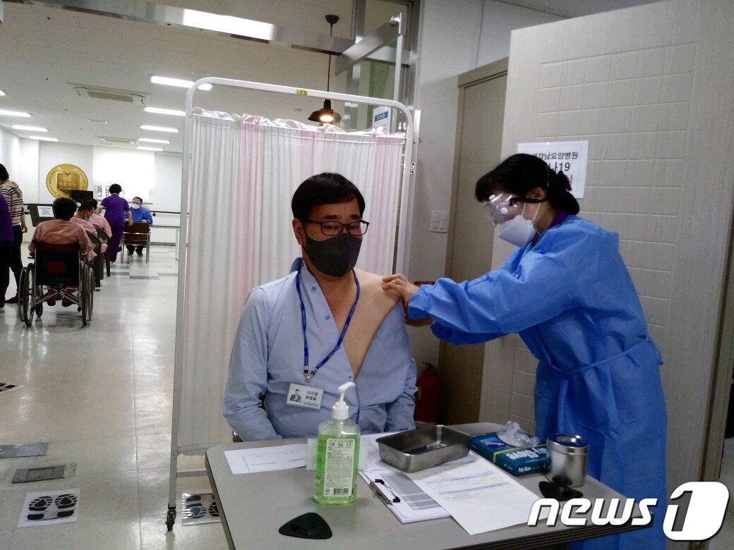 본문 이미지 - 26일 오전 10시 경남 김해지역 1호 코로나19 백신 접종자인 김해강남요양병원 윤종술 이사장이 접종을 하고 있다. (김해시 제공) ⓒ 뉴스1 ⓒ News1 김명규 기자