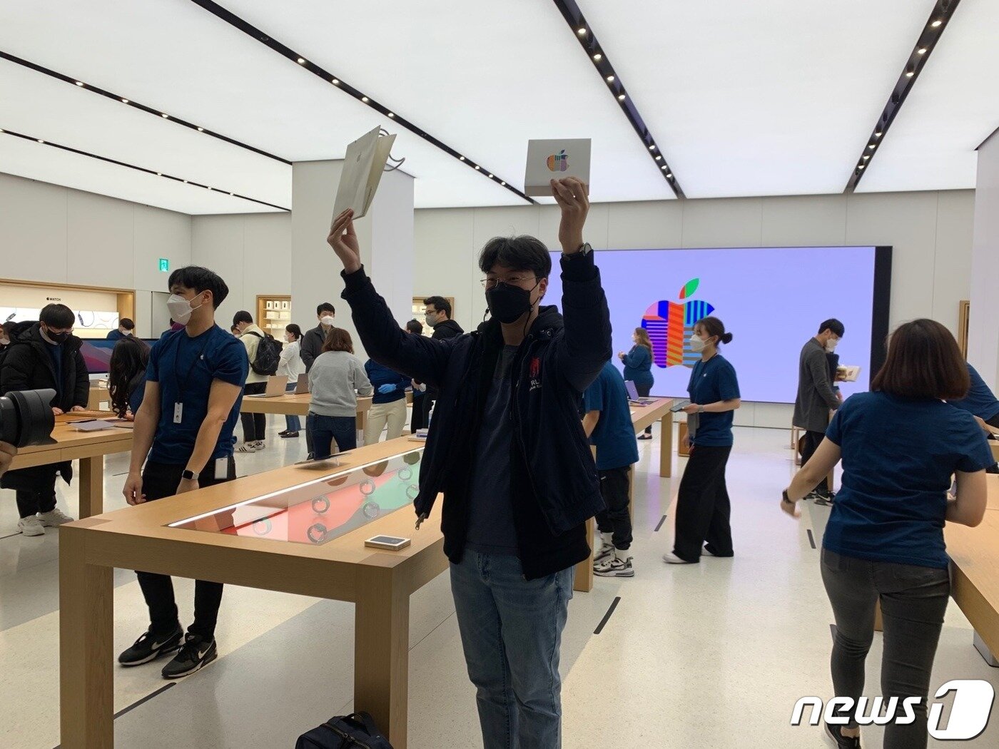 본문 이미지 - 국내 두 번째 애플스토어인 여의도점이 26일 정식으로 개장했다. 사진은 애플스토어 여의도점 1호 방문객인 정성현씨. ⓒ 뉴스1
