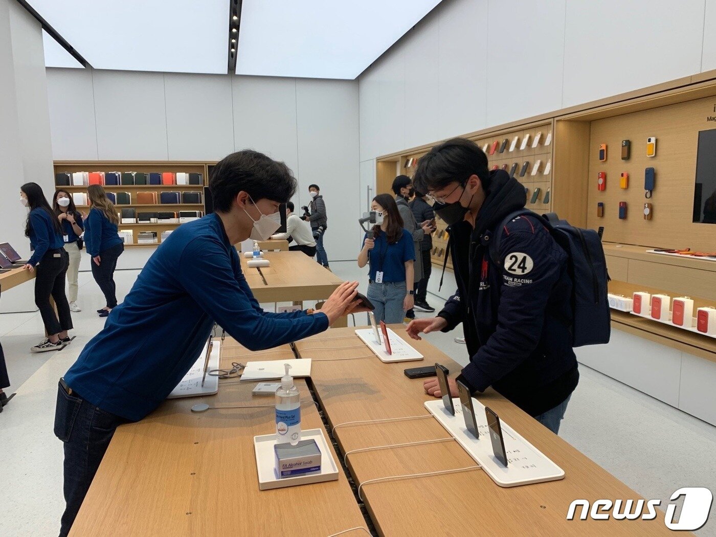 본문 이미지 - 국내 두 번째 애플스토어인 여의도점이 26일 정식으로 개장했다. ⓒ 뉴스1