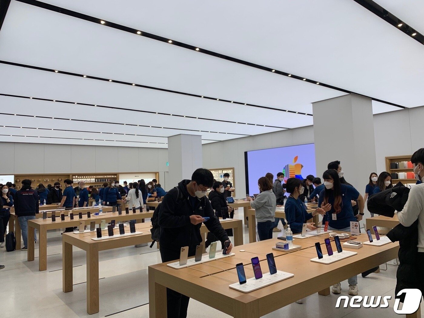 본문 이미지 - 국내 두 번째 애플스토어인 여의도점이 26일 정식으로 개장했다. ⓒ 뉴스1